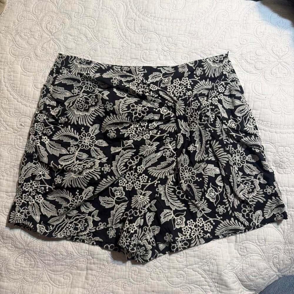 Zara Black and White Floral Embroidered Skort